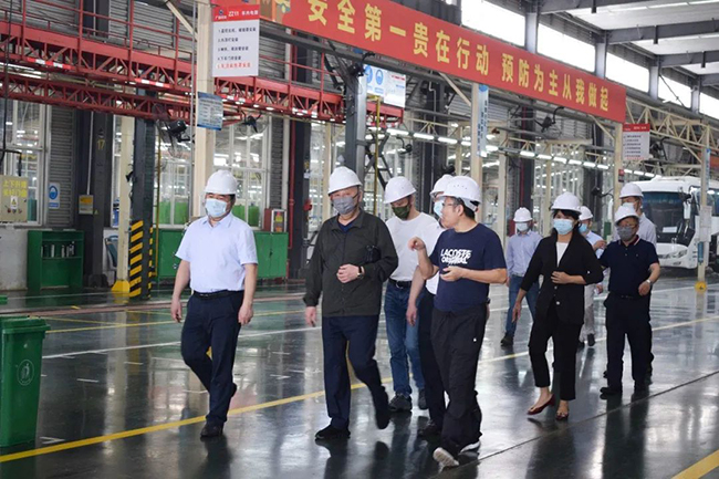 南寧市委常委、常務(wù)副市長、市委秘書長劉勝友一行到廣西申龍汽車制造有限公司考察調(diào)研指導(dǎo)工作